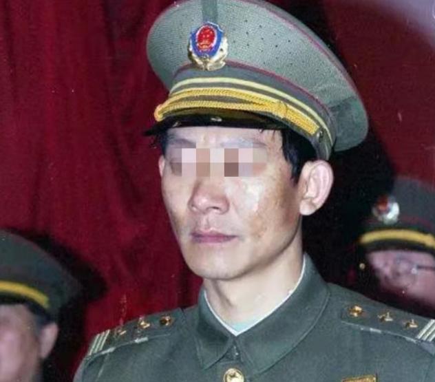 陈新民出生于1960年的云南边境小镇。这里与金三角毗邻，毒品泛滥成灾。童年时，陈