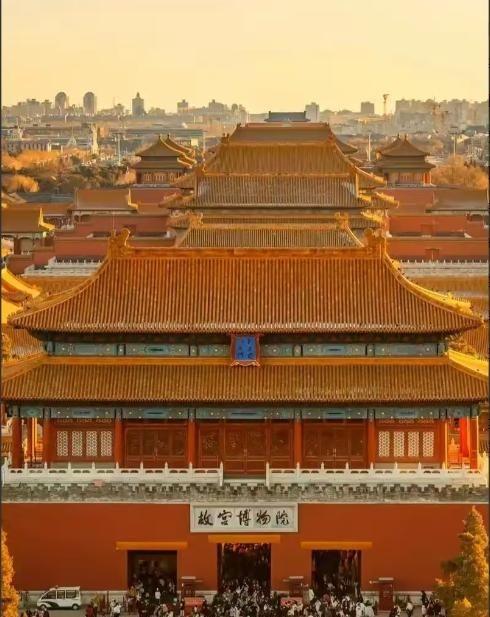 故宫缺钱到了什么地步，似乎永远入不敷出？故宫每年门票收入近 8 亿，文创收入大约