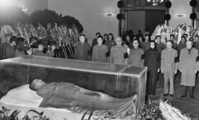 1976年，毛主席去世，当华国锋赶到中南海时，毛主席已无呼吸，情急之下，华国锋迅