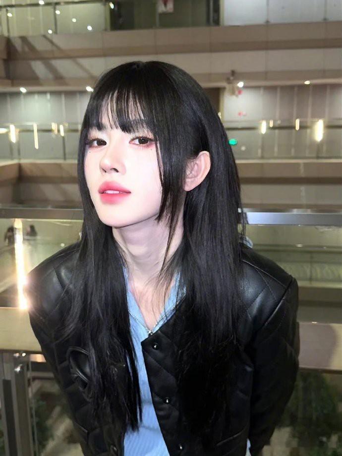 鞠婧祎新春营业，黑色皮衣+公主切，好酷飒！ 