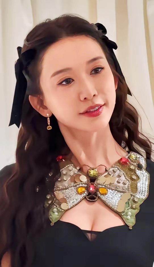 51岁的林志玲最近在上海高调亮相某奢侈品牌活动，黑色蝴蝶结发绳配碎花裙的造型被吐