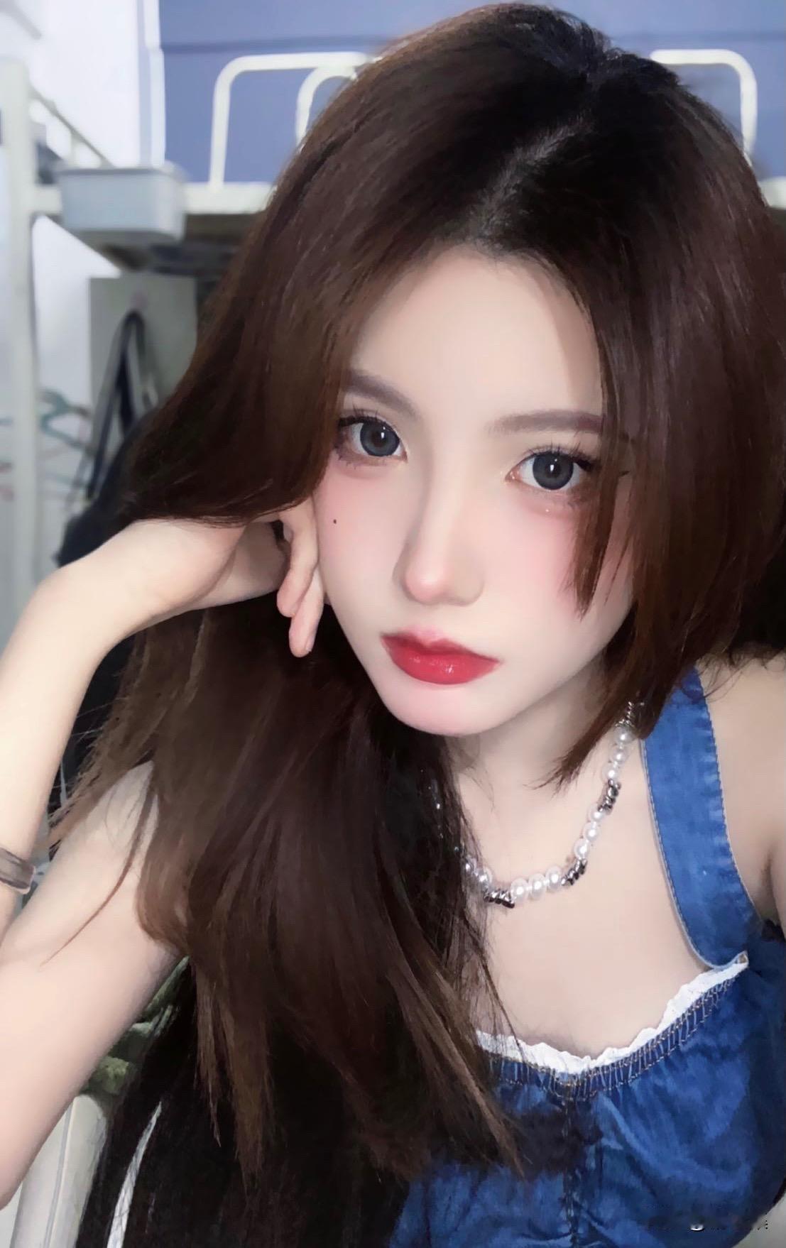 红妆美人倚，蓝裙映秋光。