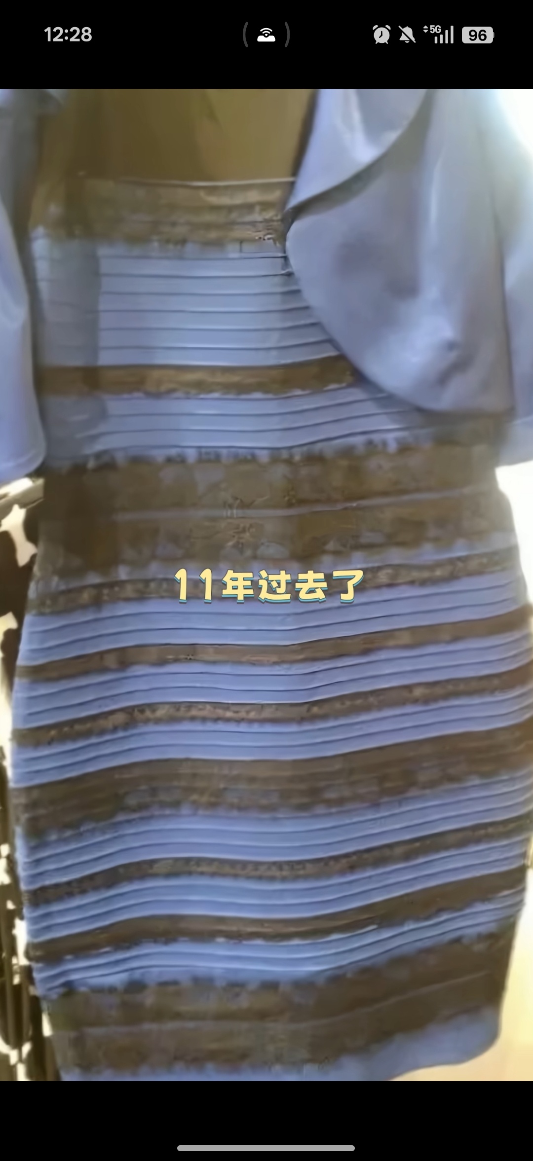 色彩日常分享最强大脑还记得那条吵翻全网的裙子吗？实物是蓝黑，可照片里无数人眼中看