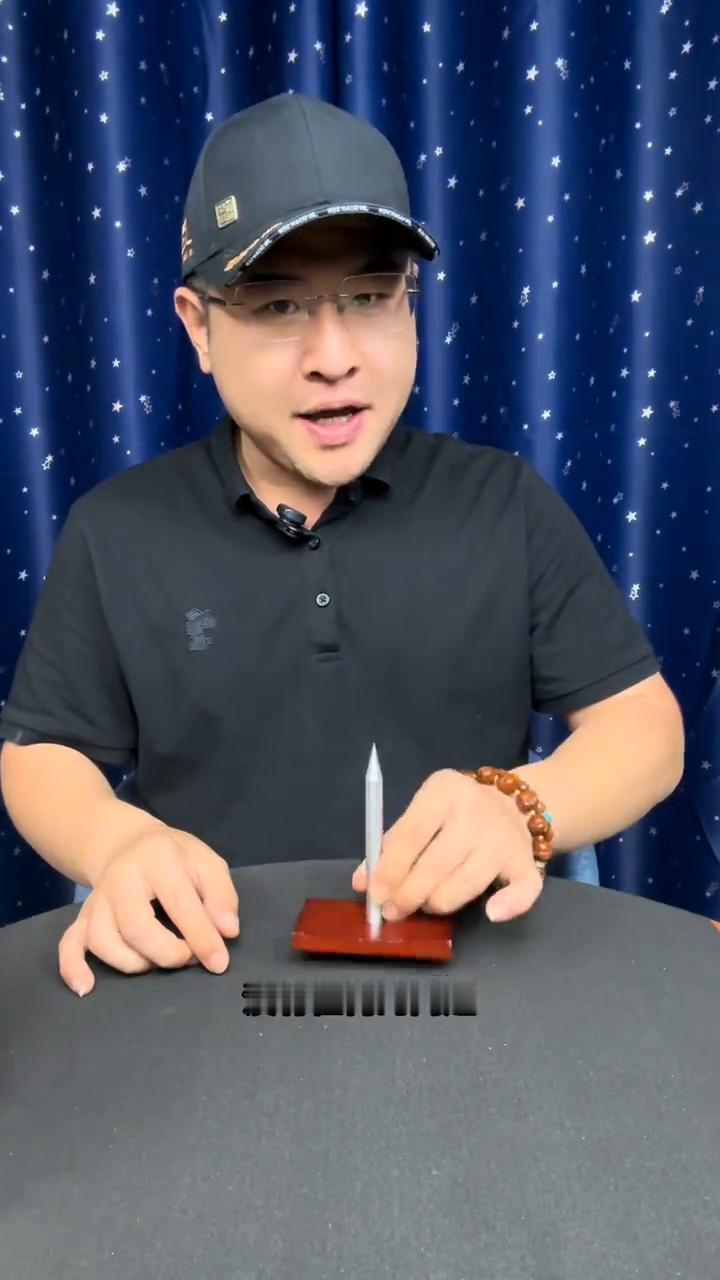 手拍钢钉，妹妹吓惨了。
大家好，这里有一个非常锋利的钢钉，接下来把它放到木板里面