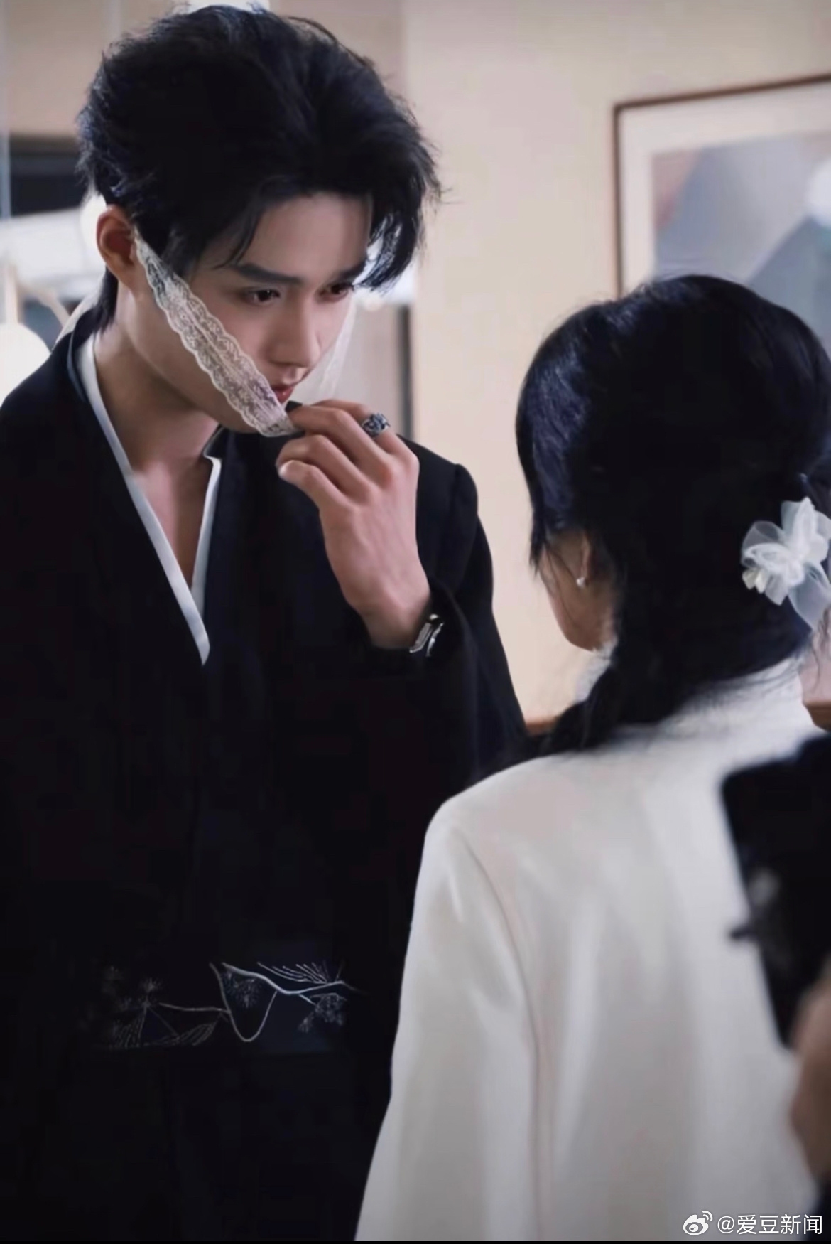短剧演员“上桌”柯淳凭借《好一个乖乖女》成了短剧届新顶流，登上了费加罗时尚杂志封