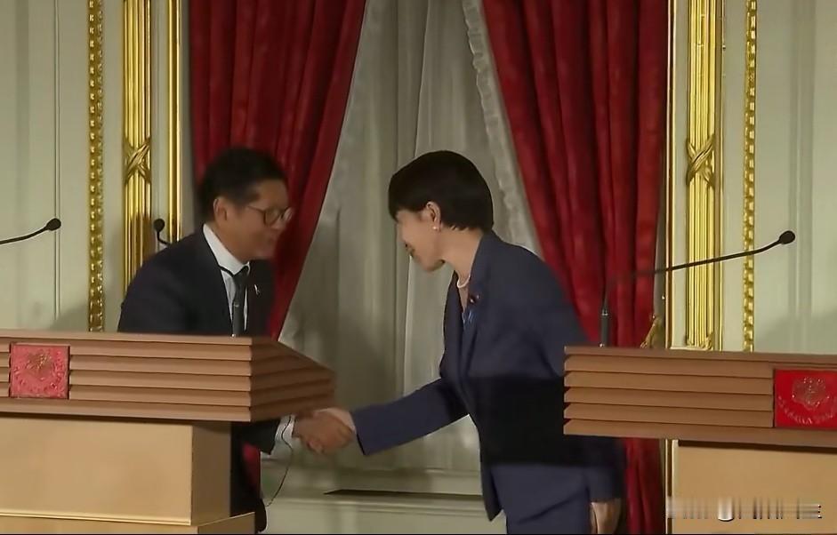 日本首相高市早苗与菲律宾总统马科斯在联合记者会上的发言时宣布，将两国关系从“加强