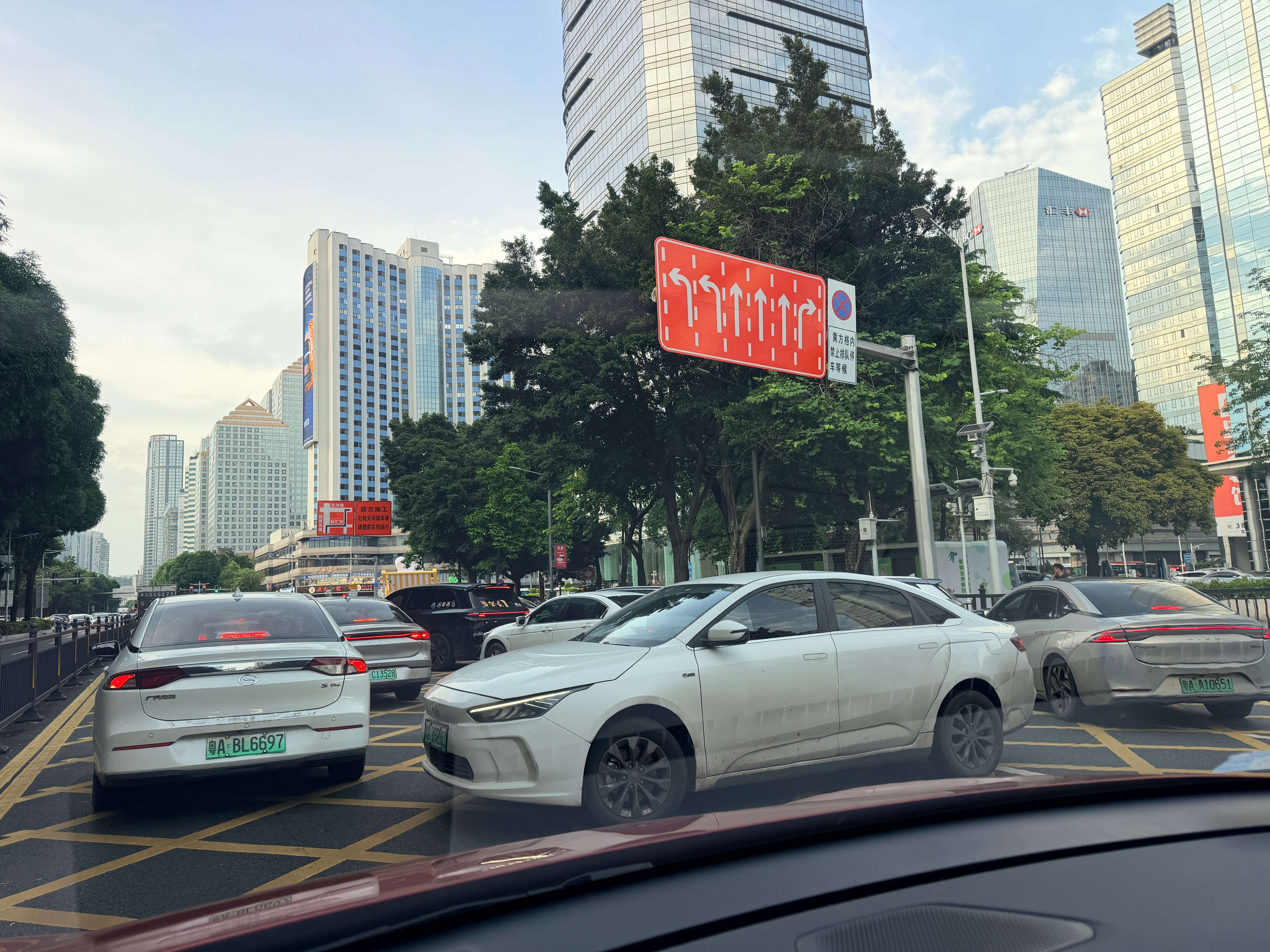 这是传说中的打横停吗？？？  还是在天河CBD主干道 广州·正佳广场