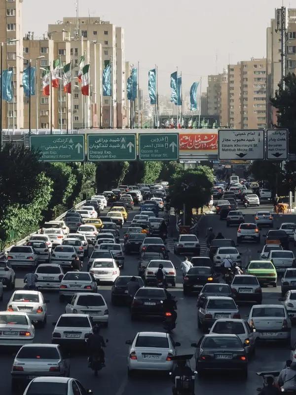 用AI实时监控伊朗战局，就像一把双刃剑。一方面，它带来了效率革命。传统战争中人类