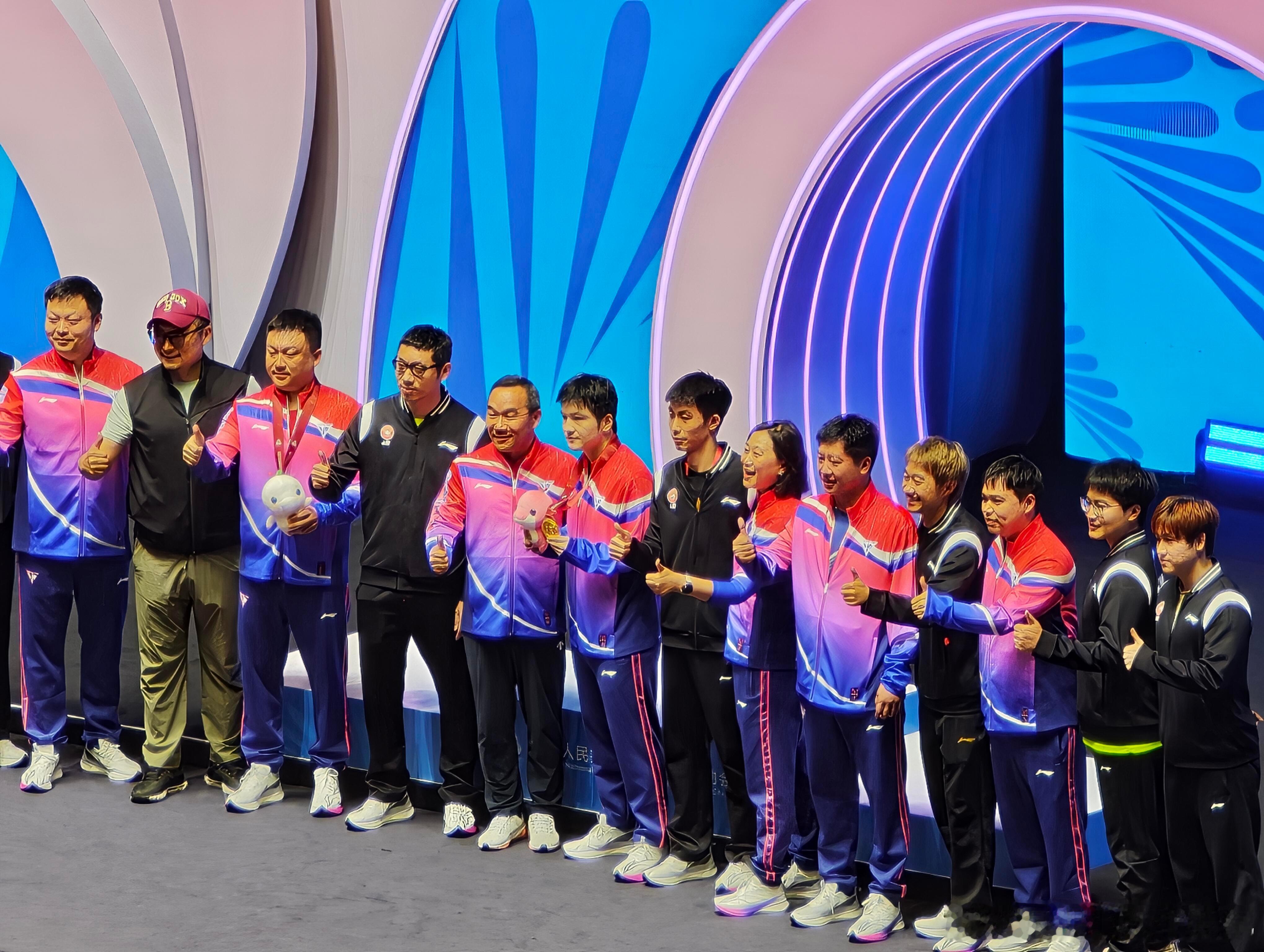 上海队大合影，赵子豪笑的可灿烂了，樊振东拿冠军比他自己拿冠军还开心 