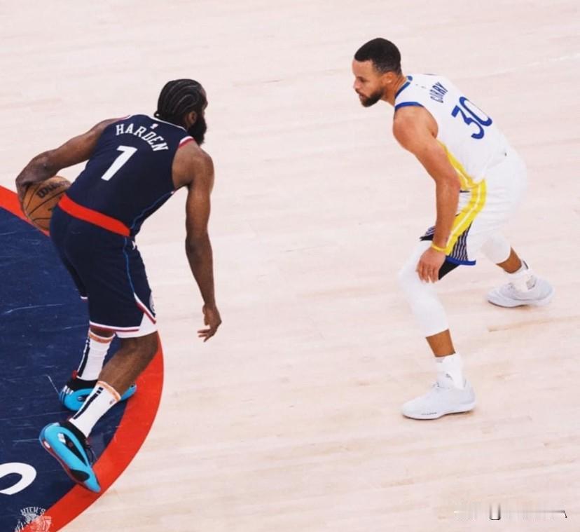 看哈登，打这么富裕的仗，如此轻松写意，不能想象如果哈登，库里早些年合体。会产生什