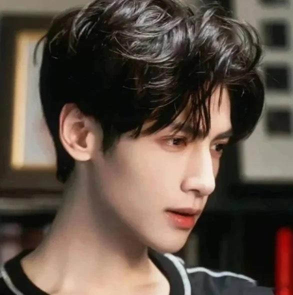 🍉罗云熙在谈《长安纸墨录》的男主，这是一部古装权谋大男主剧。但竞争这个饼的还有