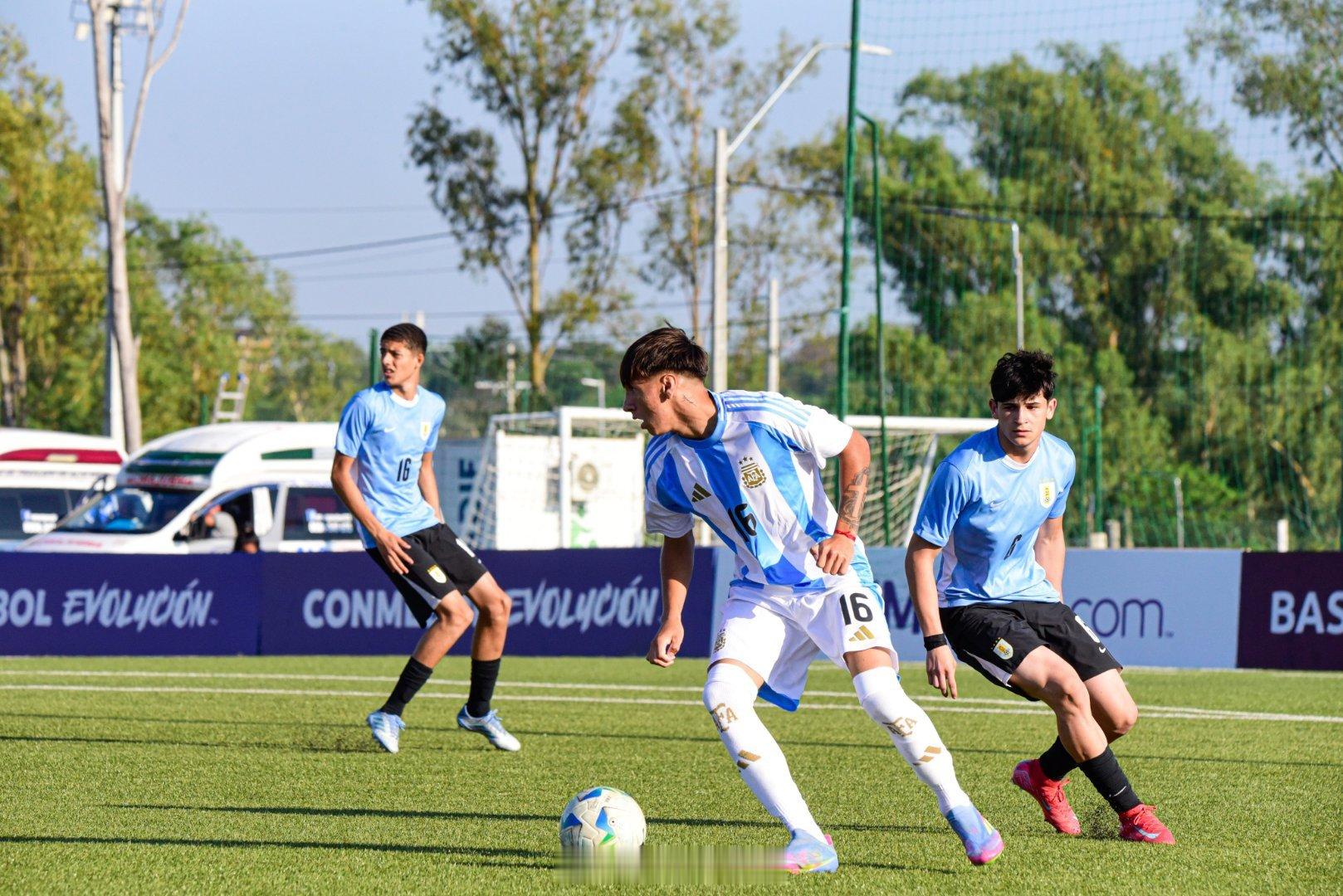 阿根廷U15晋级决赛🏆🇦🇷凭借河床中锋布鲁诺·卡布拉尔的进球，蓝白小将们以