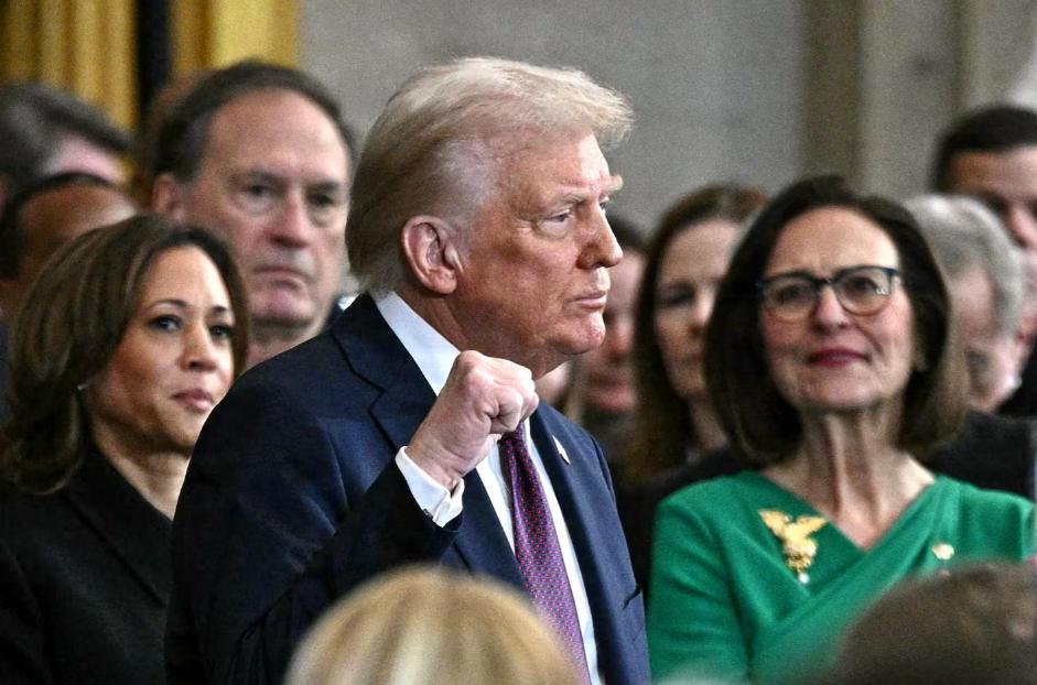 差点沦为阶下囚的特朗普，仅用了一年时间就掌握西方世界的生杀大权，走上了“报复全世