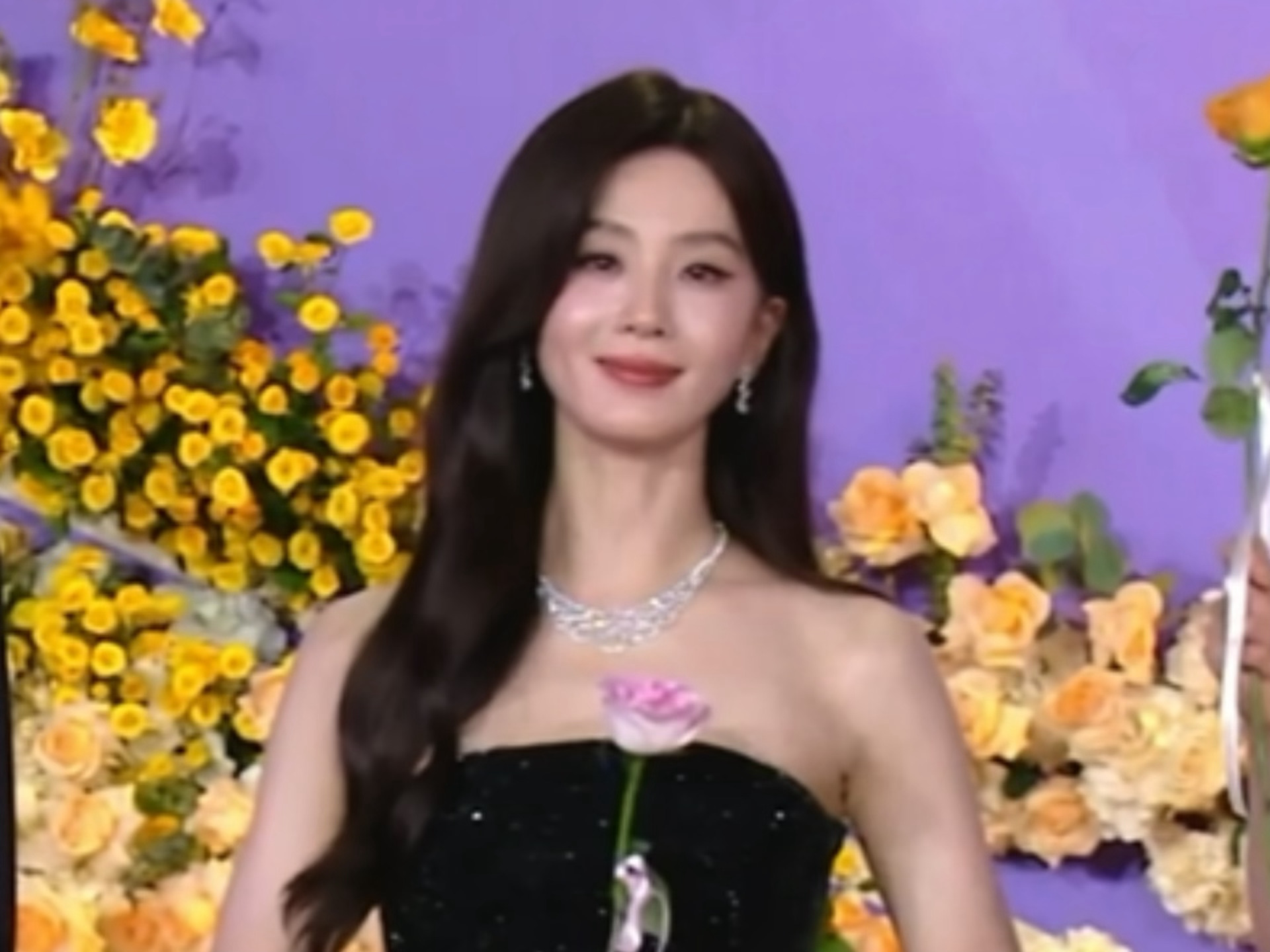 惊蛰无声三位女主演：杨幂、宋佳、刘诗诗，怼脸状态怎么样…百花奖红毯