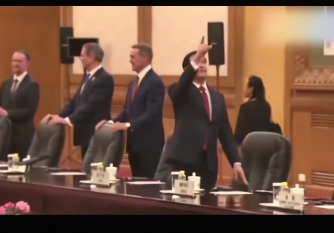 美国客人访华期间，一组视频引起了大家的热议。
    改名为"鲁比奥"的美国国务