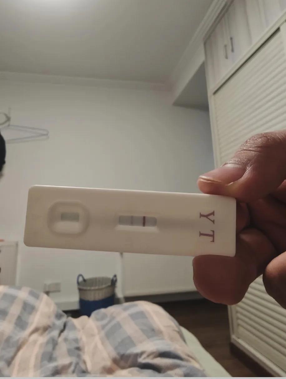 捏着验孕棒坐在床沿，那道红杠扎得我眼睛疼——老大都10岁了，这“意外”来得比娃他