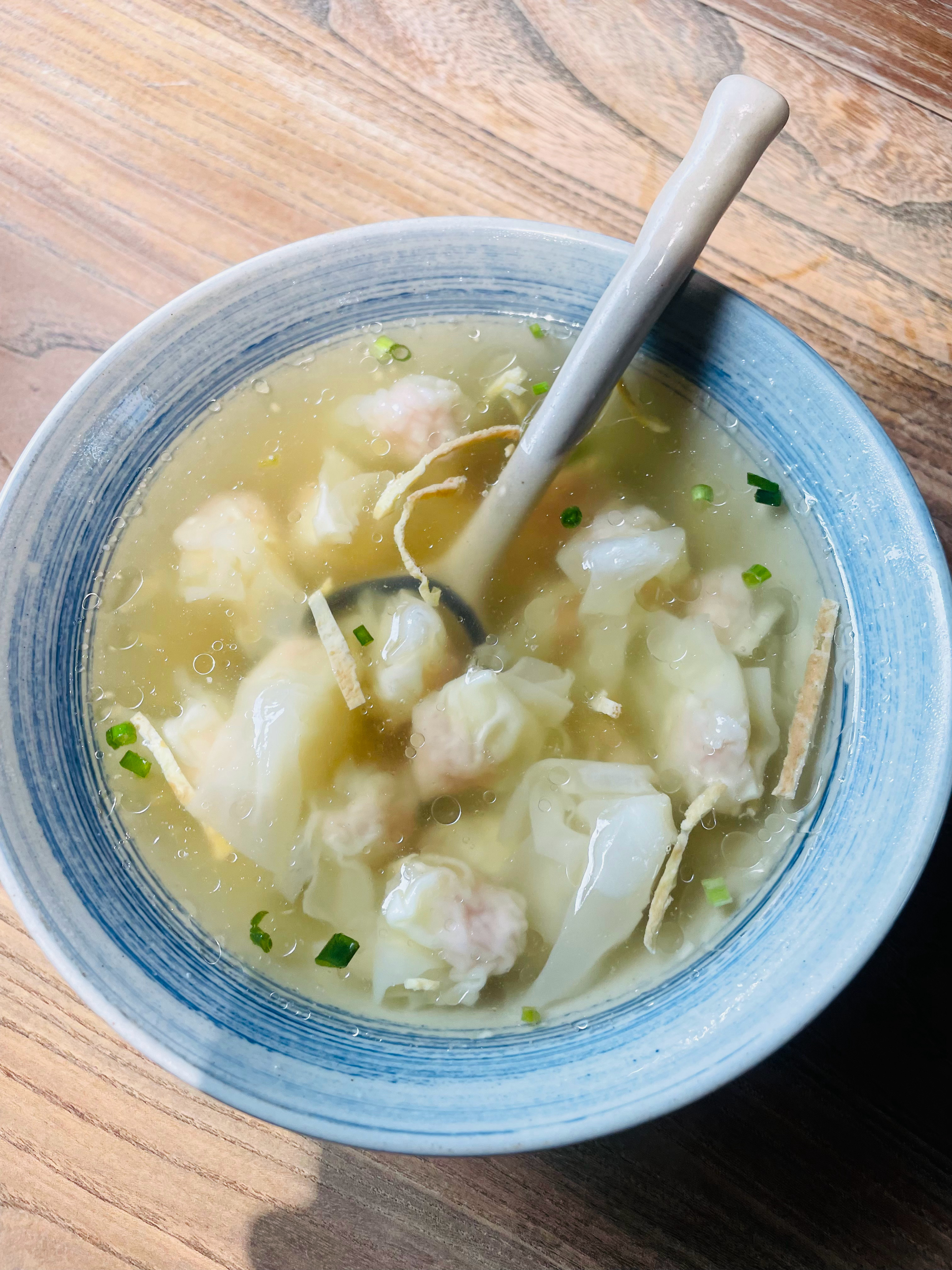 今天早晨温度凉凉的好舒服 坐在窗边吃热馄饨 