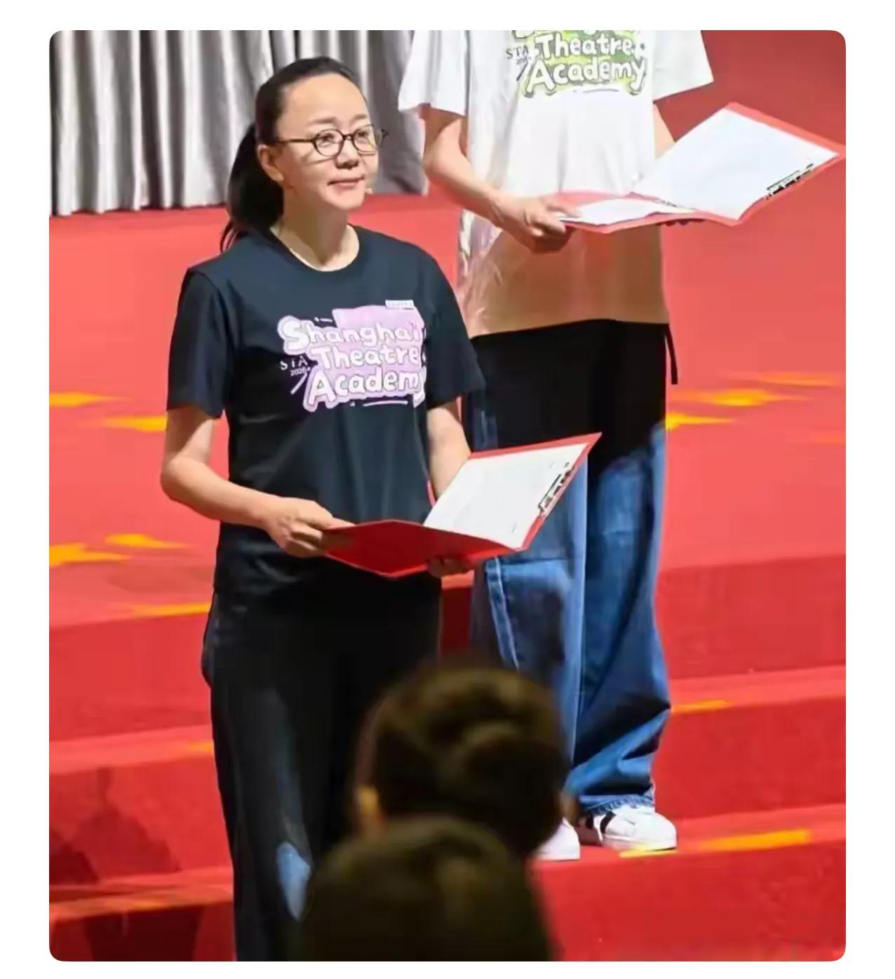 47岁的王一楠给所有妈妈门上了一课

边读博，毫不放弃，勇敢坚持。上海戏剧学院2