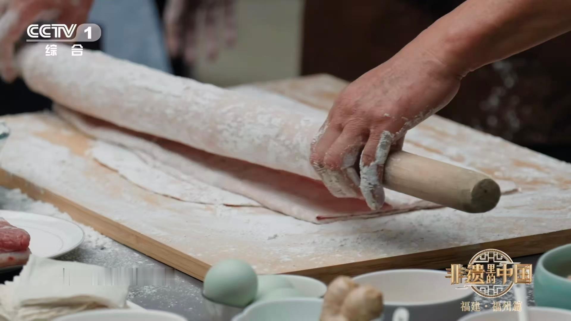 这不是纸是薄到透光的肉片也太绝了吧！肉片薄得能透光，拎起来能看清对面的影子，纹理