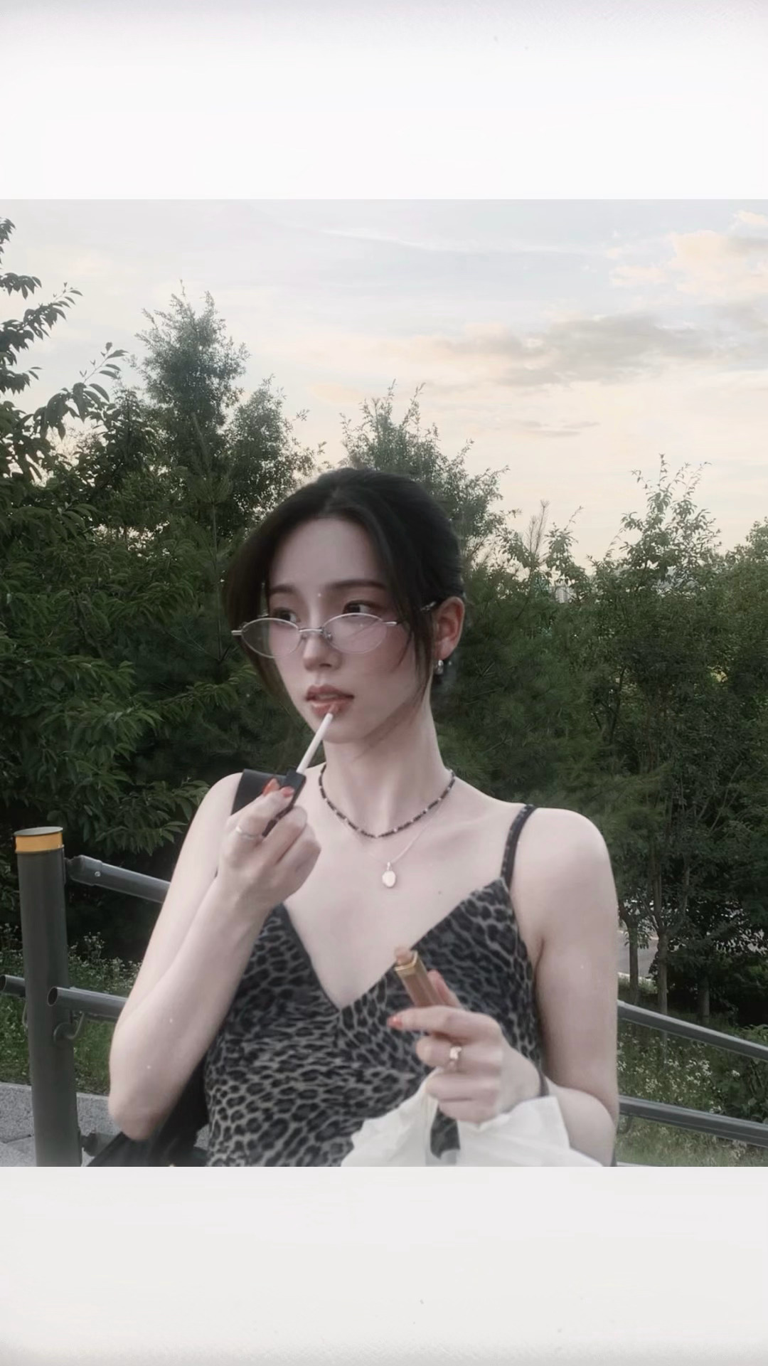 等老娘补完妆 撕了你那假体 