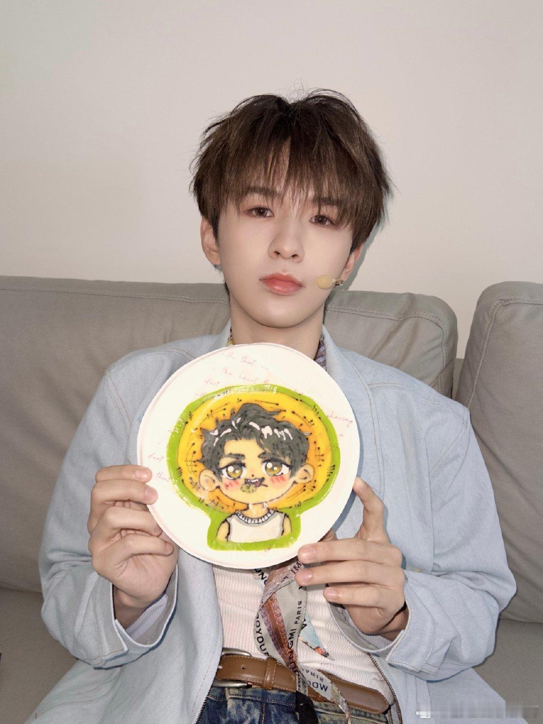 何浩楠我吃我自己何浩楠就这样萌萌地看着你 何浩楠“我吃我自己”，哈哈哈哈哈！！！