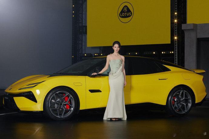 金晨被曝去年三月在绍兴柯桥出了交通事故，自己跑了还让助理顶缸，保险公司调监控发现