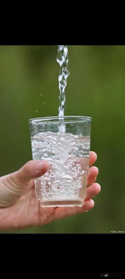 早上起床,你该喝温水还是凉水? 晨起饮水，温有温的益处，凉有凉的妙处，关键要依据