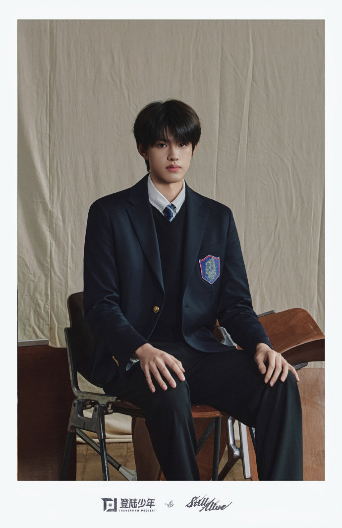 登陆少年背水一战制服写真 登陆少年顺毛制服造型 登陆少年背水一战制服写真，登陆少