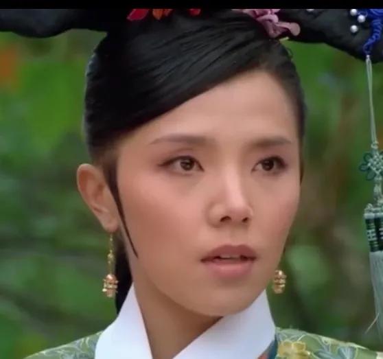 丽嫔娘娘的扮演者李佳璇，1977年10月3日出生于安徽省合肥市，演员、模特，毕业