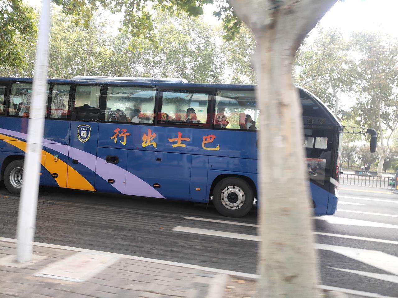 今天是10月30日周四，一大早在邢台新华南路与中兴路交叉口的时候，看到两辆大巴，