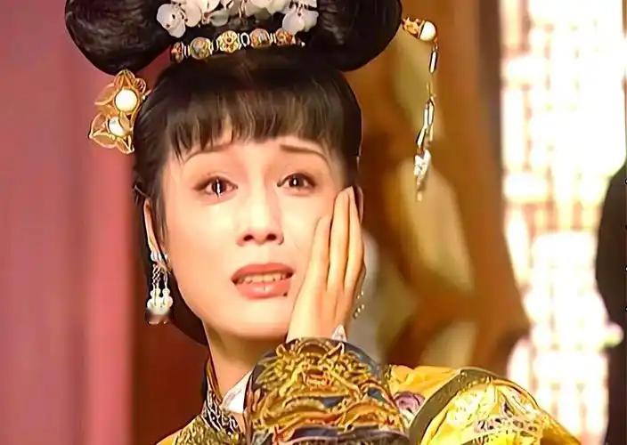 她是第一个被册封的宠妃，死后康熙亲自祭奠，雍正却一直抹黑她
她是康熙朝第一个被正