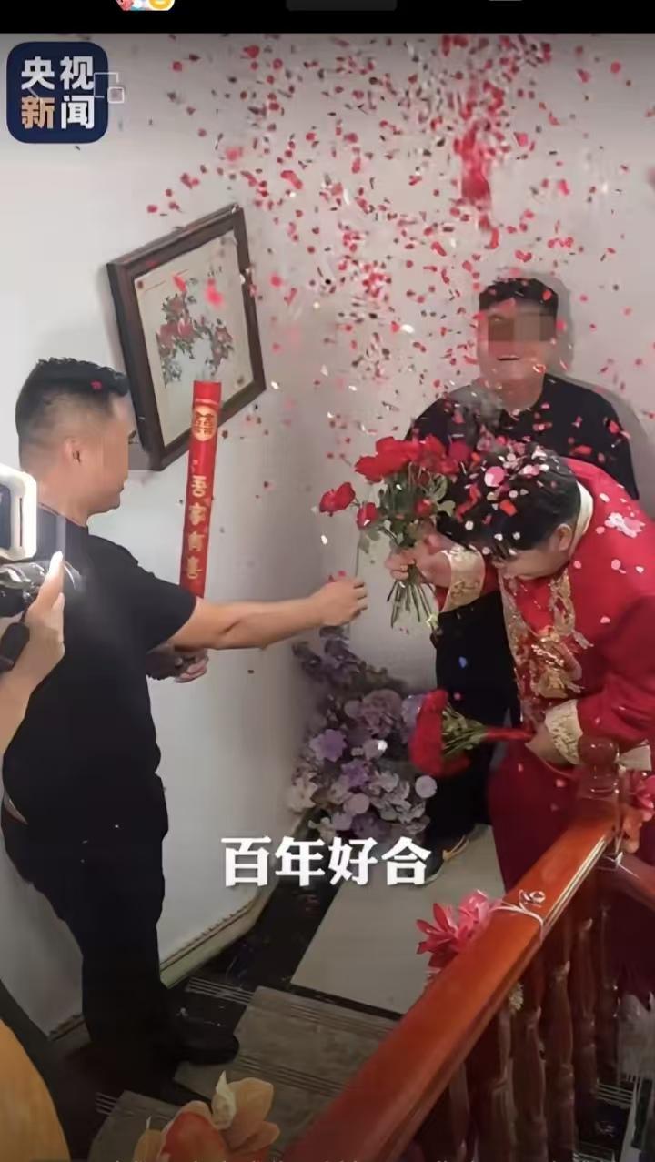 近日，江苏连云港，新郎上门接亲，没有堵门、没有藏鞋、没有刁难，有的只是新娘庞大亲