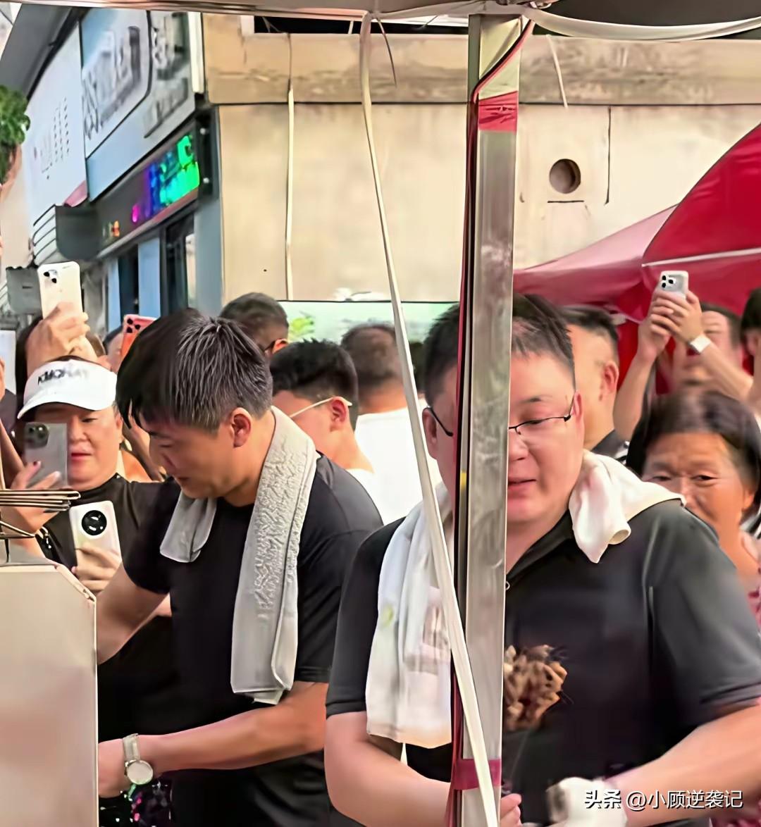 最近，河南平顶山一位路人因长相酷似张老师，在网络迅速走红。很多家长和学生特意前去