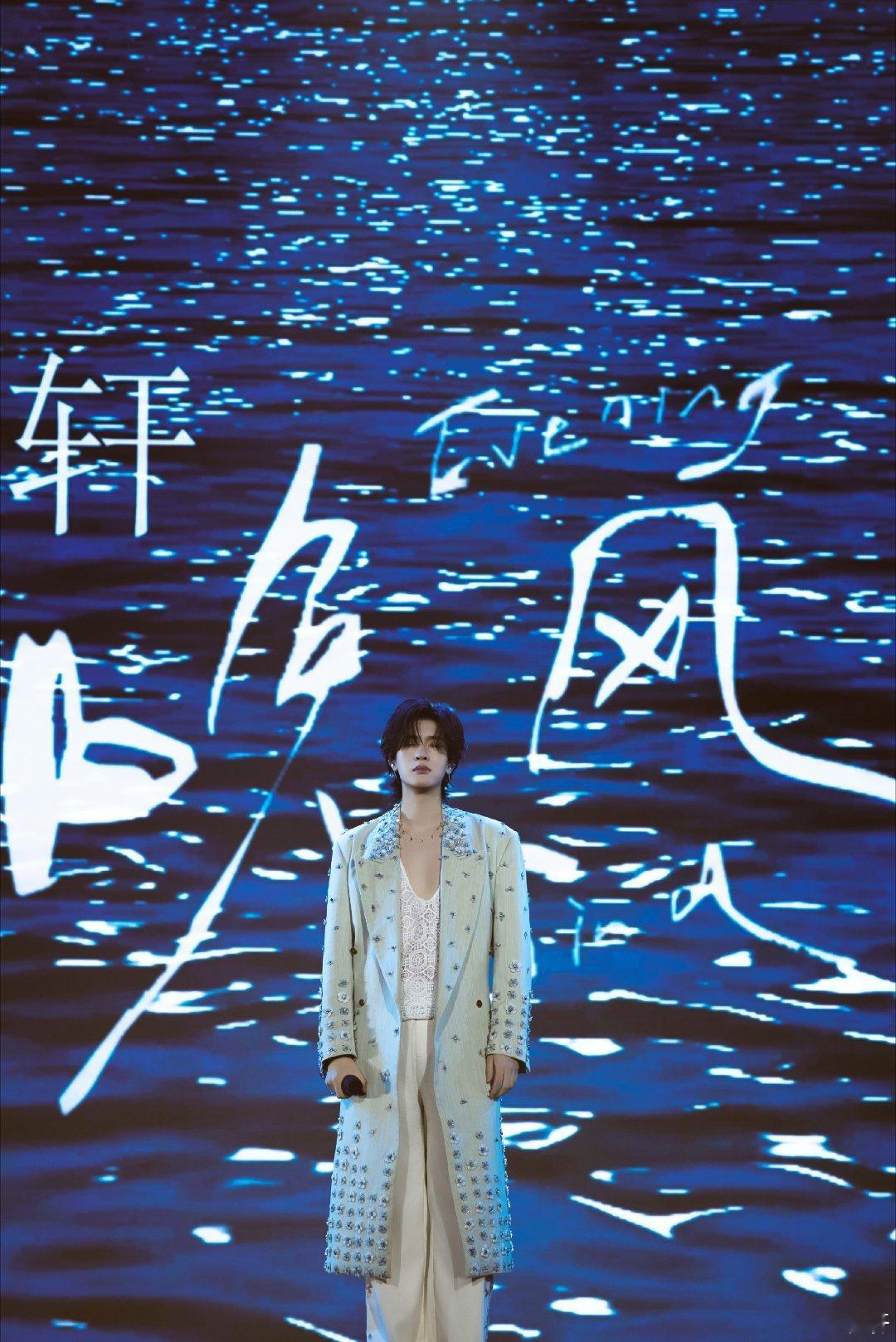 展轩 zx向全世界安利展轩 初秋的雨落得轻缓，像你说话的语调，不疾不徐。晨起时山