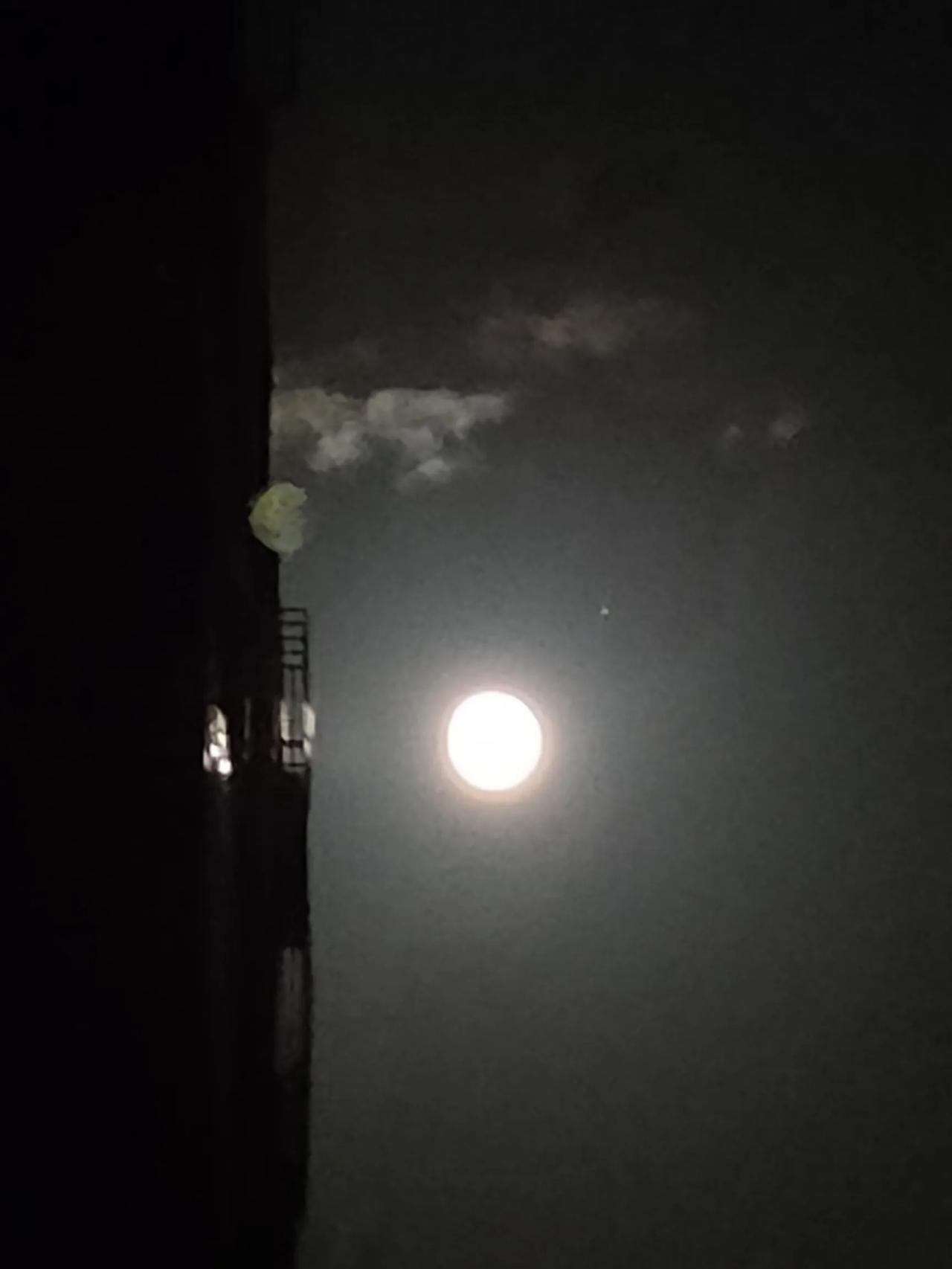 
月到中秋分外明，
月是故乡圆
中秋团圆夜，不能回家的游子，将对家人的思念寄托在