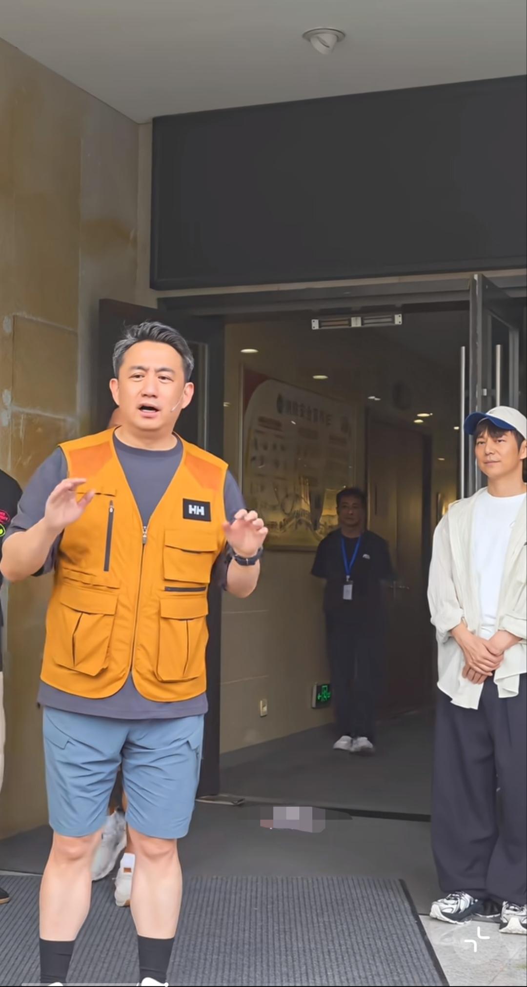 黄磊与何炅，二人正在话剧《暗恋桃花源》上海站排练场外，和等候的粉丝暖心互动打招呼
