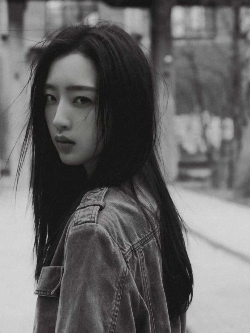 邓恩熙铁轨废土风随拍  邓恩熙铁轨废土风随拍来啦 好酷的妹宝，期待今晚《方圆八百