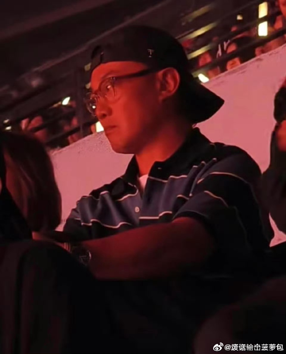 陈奕迅睡着了哈哈哈哈哈哈哈！直接站在了舆论风暴的中心怪不得表情都变严肃了…Eas