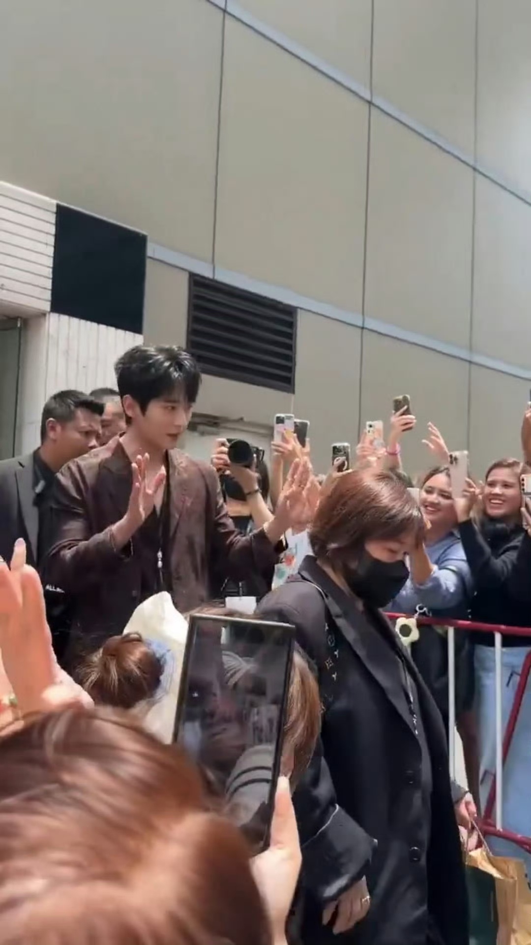 丞磊和泰国粉丝握手磊子哥好大方的饭撒，丞磊今天面对热情的泰兰德粉丝直接握手回应 