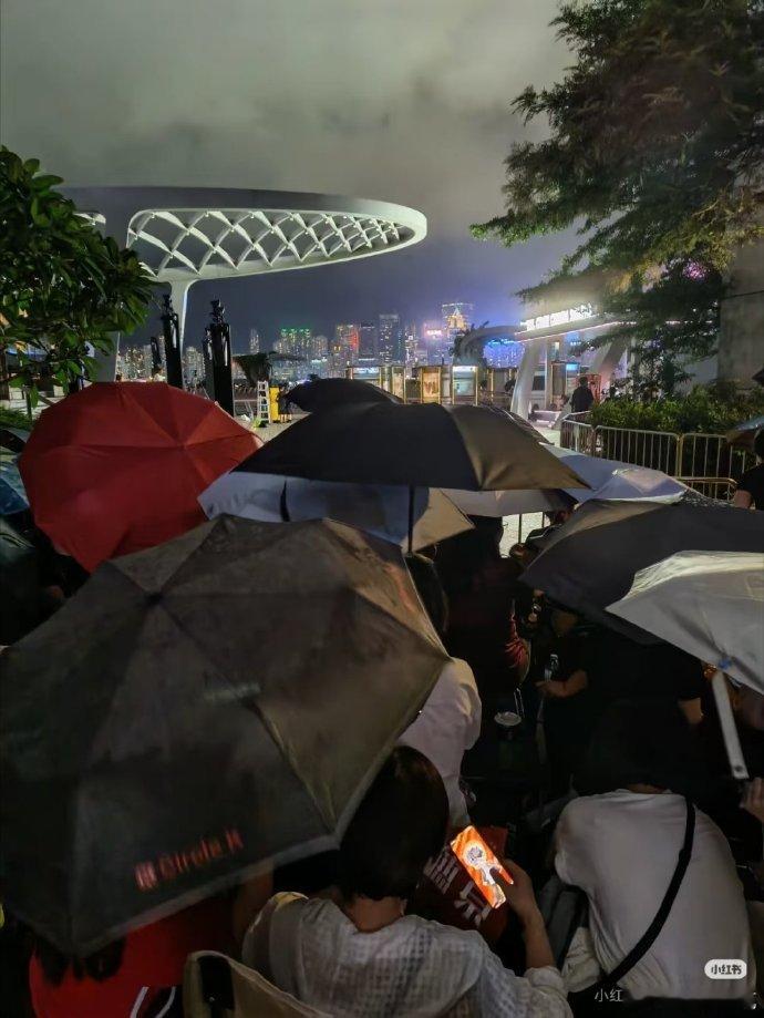 肖战香港人气肖战香港线下人气 肖战香港线下人气： 明天的YSL活动今晚粉丝就开始