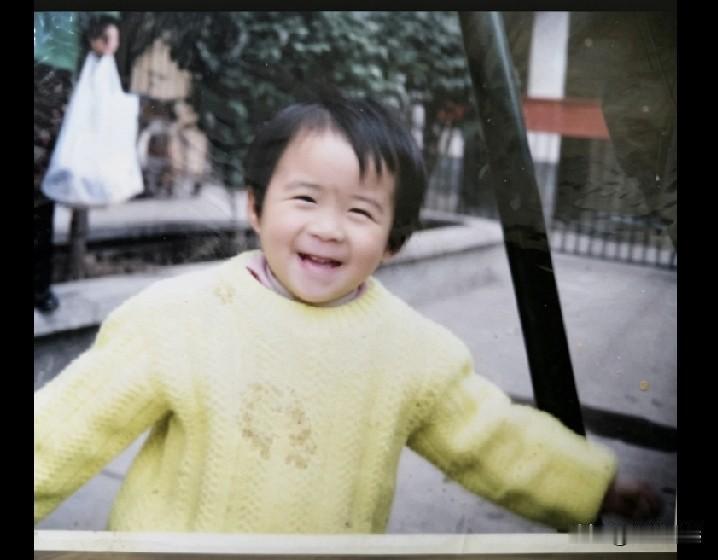 昨天我看到一位友友的文章：爸爸妈妈送女儿第一天去上幼儿园，孩子跟着老师走了，爸爸