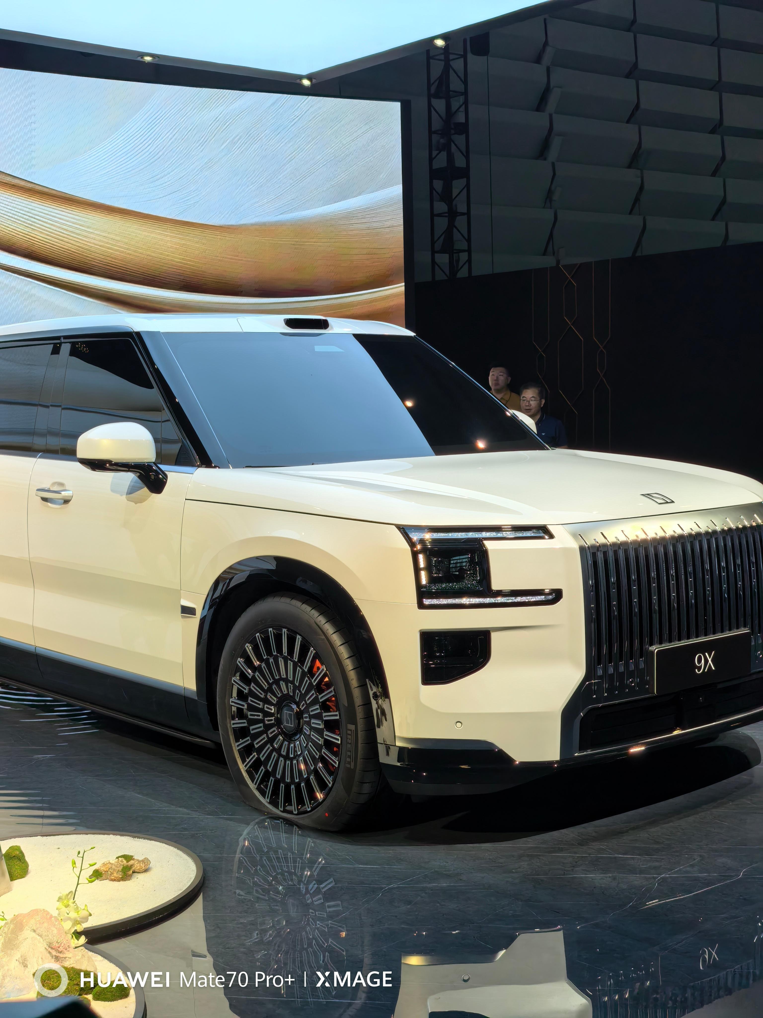 白色实车太帅了，气势贼足极氪9x重新定义旗舰suv ​​​