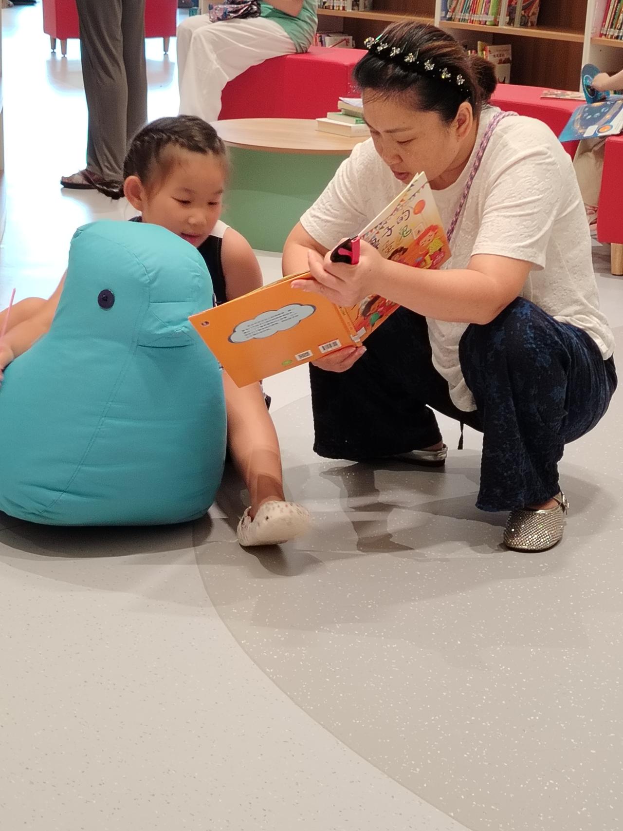 市民们带着孩子在武汉光谷文化中心认真地看书学习！