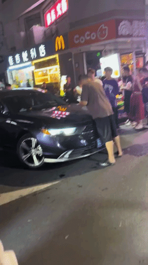 离谱！小伙当街把豪车车头当“战场”，网友：这是把命押给了陌生人的刹车！
 
家人