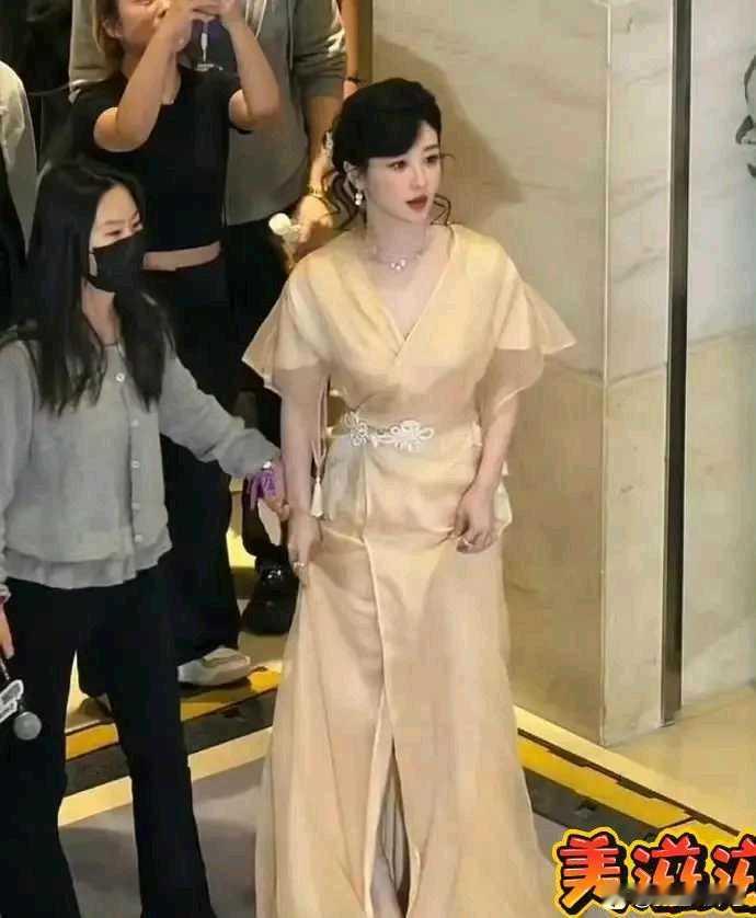 杨紫都把自己p成王楚然了，就这么不喜欢自己的原生脸吗 