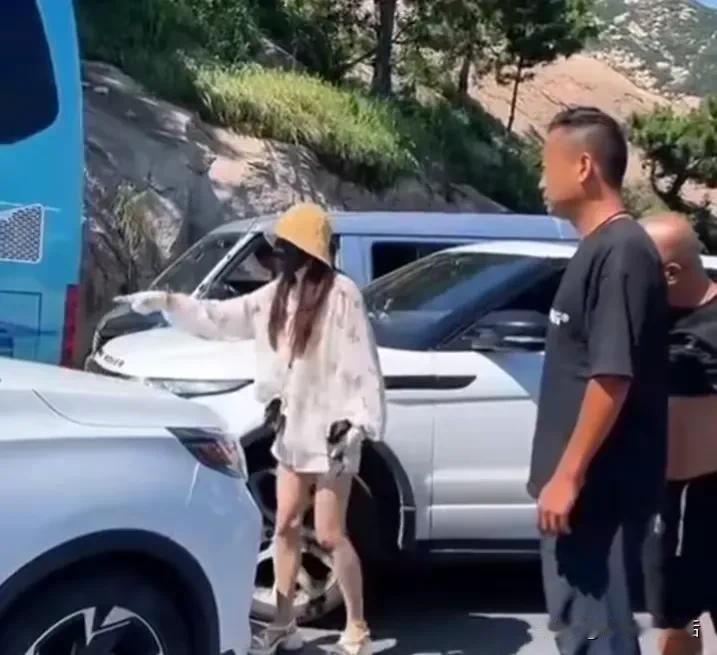 何方神圣？
打人事件中黑衣男子身份
大家都十分好奇
整个事件中
他“功”不可没
