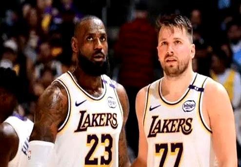 老詹的账单一目了然：常规赛42683分，季后赛8289分，合计50972分，历史