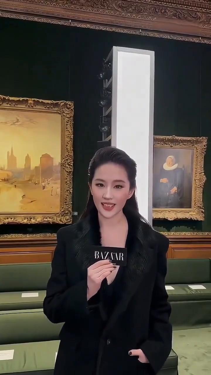 LVCruise27时装骚纽约直击，刘亦菲与BAZAAR香港读者问好。
哈喽，宝