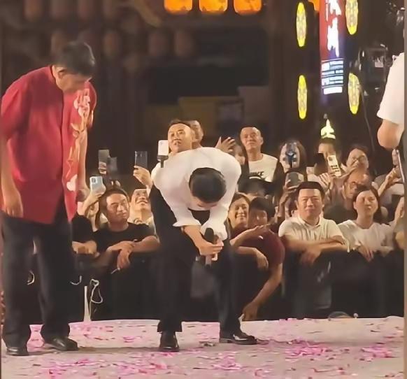 朱之文也是开了眼了，怎么有人唱歌唱的这么费劲，虽不理解，但也配合，你弯腰我也弯腰