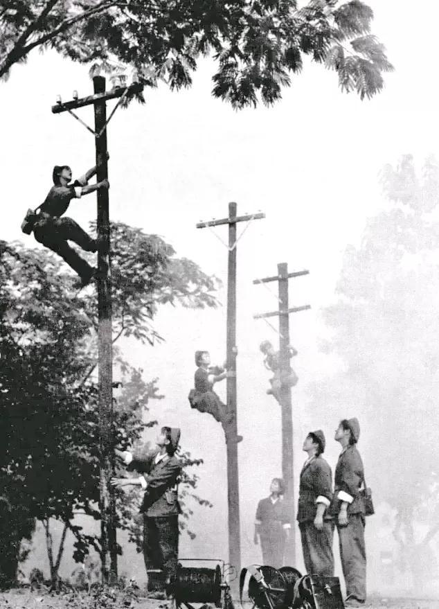 珍藏版历史照片。
你知道他们都在干什么吗，不用质疑，这是一张很古老的照片了，五六